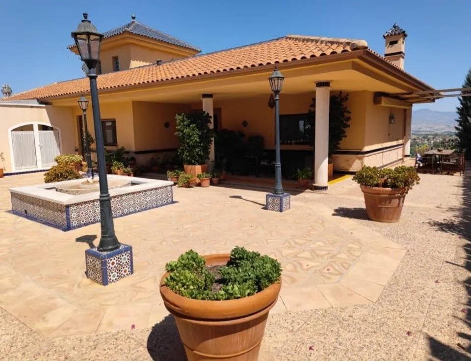 CHALET INDEPENDIENTE EN VENTA EN URB. LA ALCAYNA, AMPLIO, LUMINOSO Y EN PERFECTO ESTADO