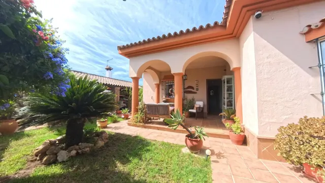Chalet urbano reformado con piscina, placas solares y todas las comodidades — 10