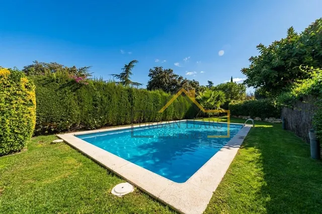 Casa adosada con piscina y garaje para 4 coches. — 36