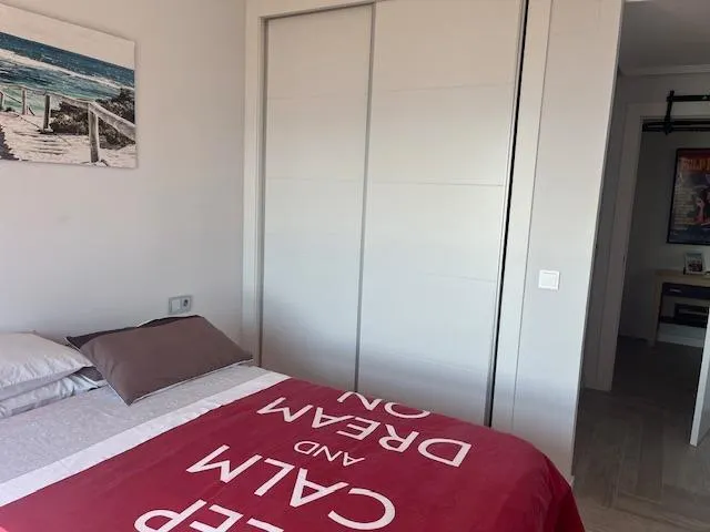 Alquiler todo el año, Apart. 1 dorm. de 90 m2, salón amplio y cocina con isla, reformado, vistas mar — 9