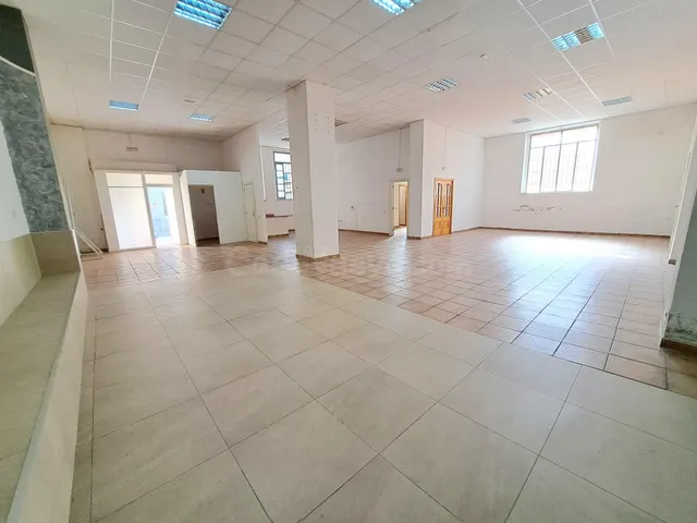 Se vende o alquila este local de 267m2 esquinero con dos ent - foto 3