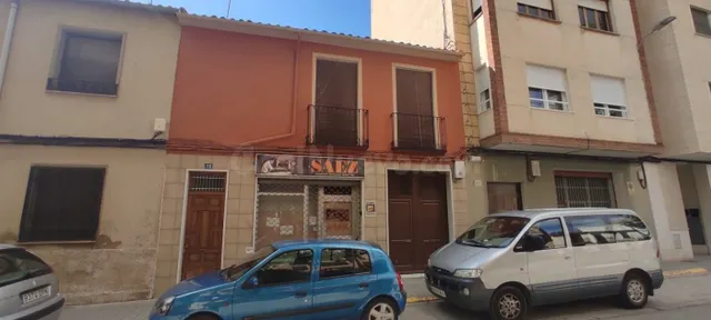 CASA COMPUESTA POR LOCAL Y VIVIENDA EN PRIMERA PLANTA