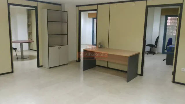 SE ALQUILA O SE VENDE ENTREPLANTA EN LA MEJOR CALLE DE ALBACETE — 17