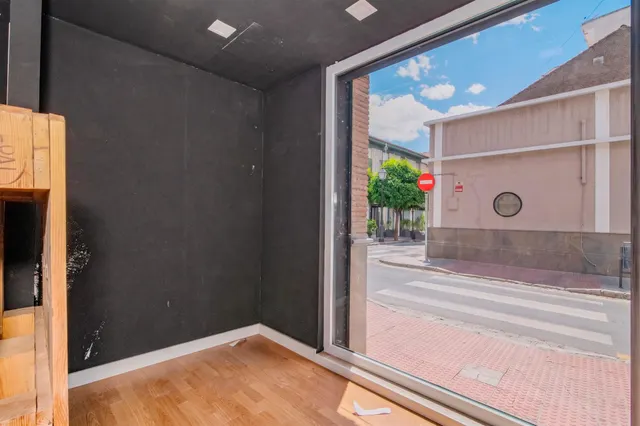 Amplio Local Comercial en Calle Calderón — 16