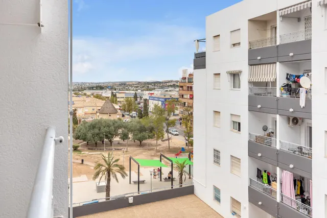 Apartamento de 2 dormitorios con piscina, garaje y trastero cerca del centro de Torrevieja — 7