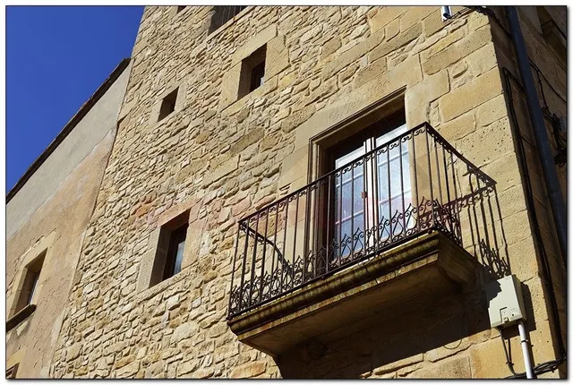 CASA DE PIEDRA ESQUINERA DE 257 M2 PRCTICAMNTE REFORMADA DE PIEDRA, 3 DORMITORIOS SUITES. — 4