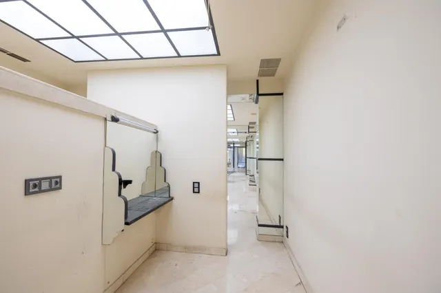 LOCAL COMERCIAL de 210 EN GRANADA. — 18