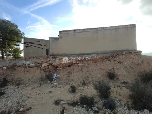 SE VENDE PARCELA RÚSTICA  DE 47.124 M CON CASA DIÁFANA EN ORITO. — 6