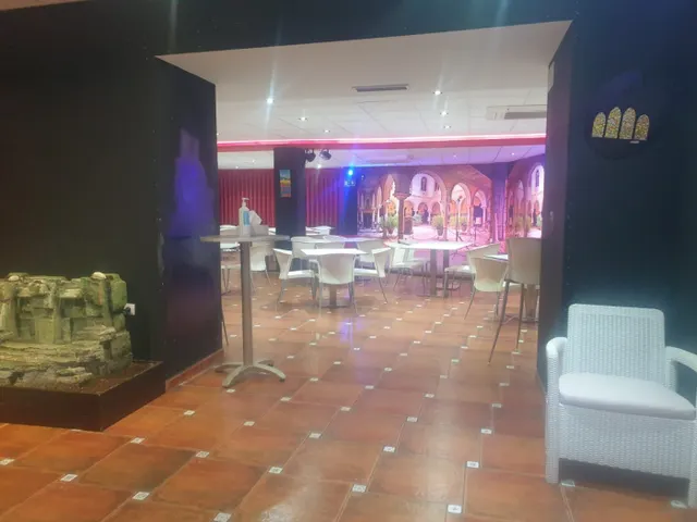 Local / Salón de fiestas en ZONA TURISTICA - — 2