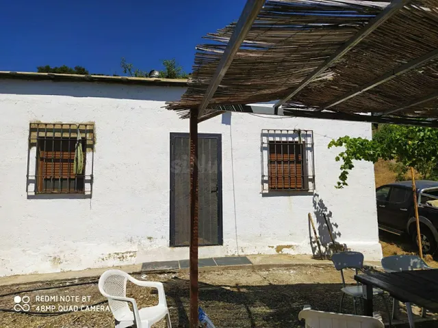 VENTA DE CASA-CORTIJO CON TERRENO EN LA ALPUJARRA GRANADINA.