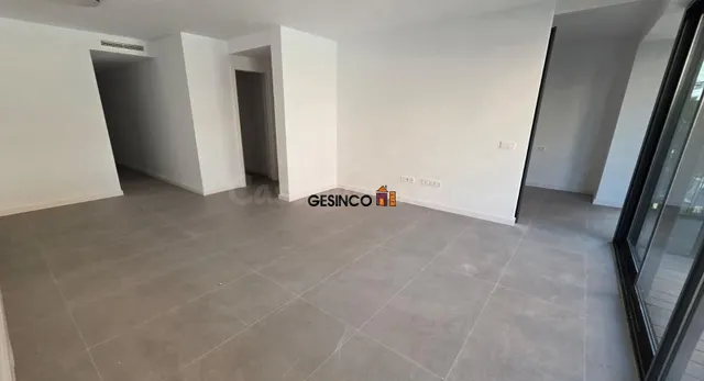EXCELENTE VIVIENDA SIN AMUEBLAR CON TERRAZA - foto 3