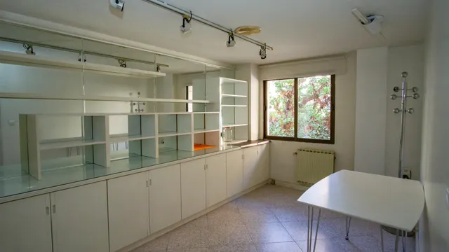 Entreplanta comercial, en el centro de la Gran Avenida de Elda. — 8