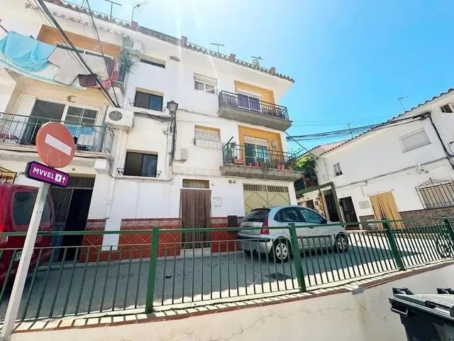 SE VENDE piso OKUPADO en Calle Vicario Nº 9 Vélez-Málaga (Má