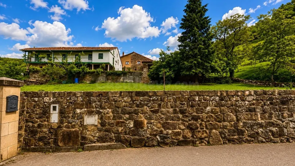 Gran casa tradicional cántabra de piedra con parcela urbana