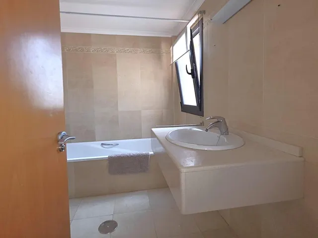 Magnífica y espaciosa casa adosada de 4 plantas (aprox. 176 m2). Varias terrazas y gran zona de piscina comunitaria. Cerca de campos de golf, La Zenia Boulevard, y a poco más de 5 km de las playas. — 49