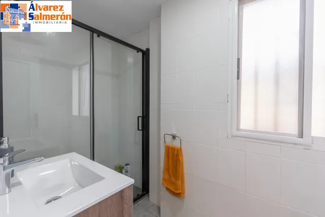 Casa independiente con piscina en La Zubia. — 30