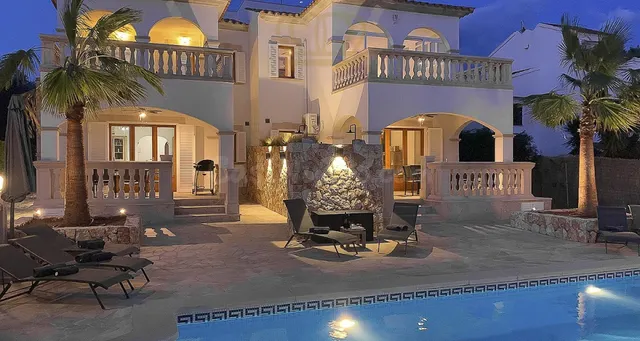 Dos casas adosadas en Cala Pi con licencia de alquiler vacac