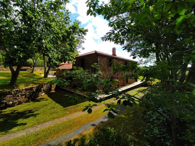 Casa de piedra con finca, licencia de casa rural y vistas ab