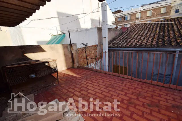 Amplia casa con terraza en el centro — 48