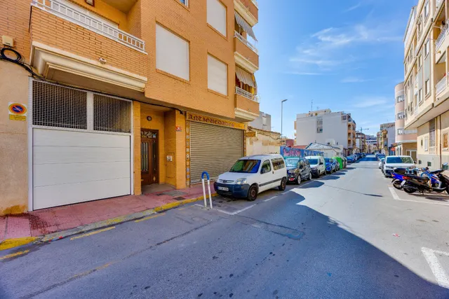 Amplio piso con 4 dormitorios, terraza y garaje en el centro de Torrevieja — 48