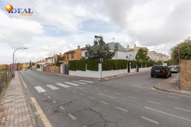 Casa independiente con piscina en La Zubia. — 44
