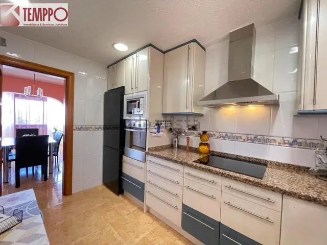 Chalet independiente con piscina privada, 5 dormitorios y placas solares en parcela de 450 m2 — 9