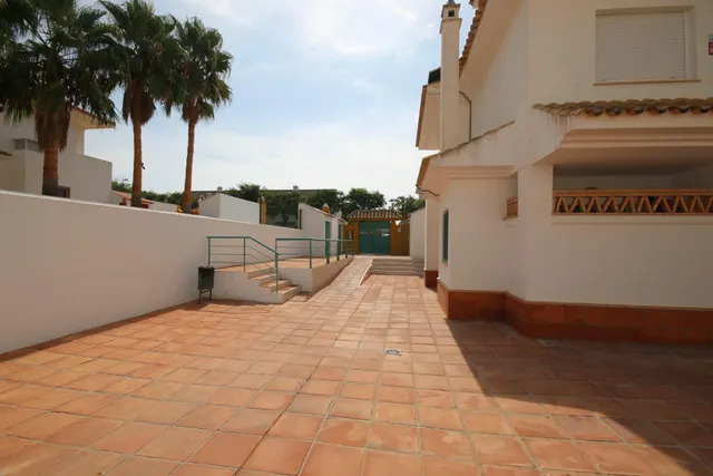 Exclusivo adosado de 3 plantas en Hoyo 14 junto al Campo de Golf – Nuevo Portil — 48