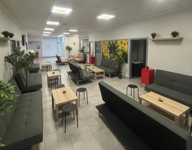 LOCAL DE 290 M2 BIEN CONSERVADO A 200 METROS DE LA PLAYA — 4