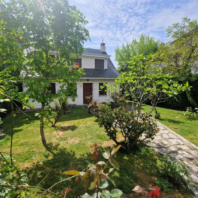 Precioso chalet con jardín en el centro histórico de Bustarv - foto 4