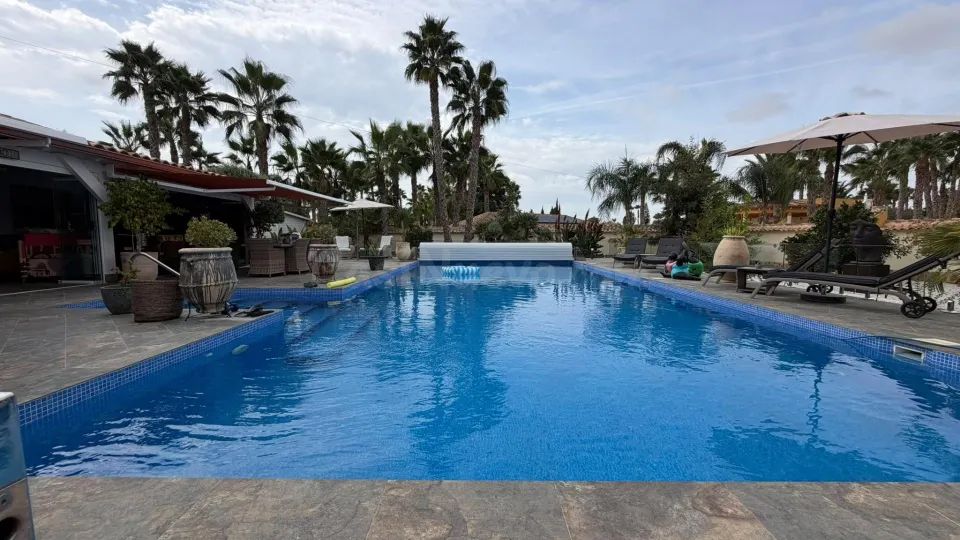 VILLA DE 4 DORMITORIOS Y 3 BAÑOS. PARCELA DE 1.850 M2. CON PISCINA CLIMATIZADA Y CASA DE INVITADOS INDEPENDIENTE EN CATRAL.