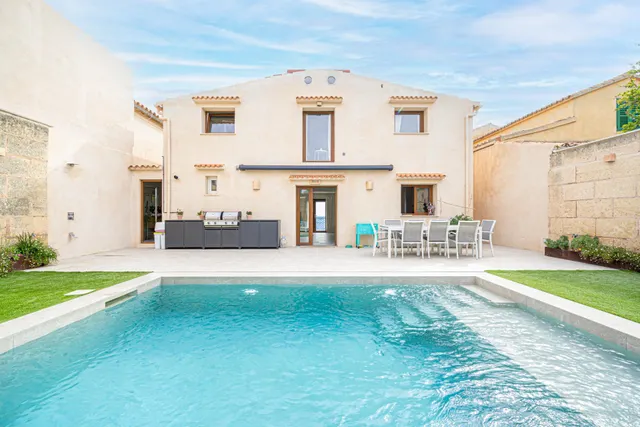 Casa con piscina en primera línea de mar en Cala Gamba — 24