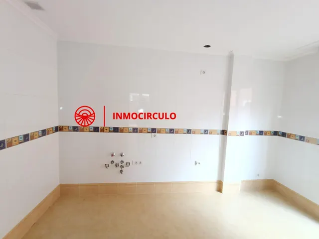 Exclusivo Chalet Pareado Junto al HUBU: Tu Oasis Urbano en Burgos — 8