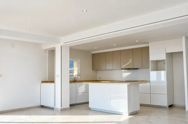 Se vende atico 5 habitaciones  totalmente reformado con vistas al mar  en pleno centro d Benidorm — 7
