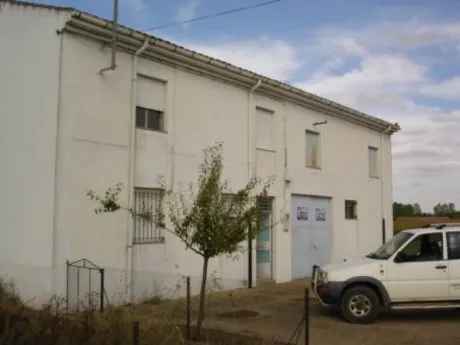SE VENDE CASA CON GRAN PARCELA EN FRESNO DE LA VEGA.