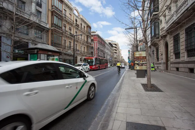 Amplio piso de 3 dormitorios en Gran Vía de Granada con cochera opcional — 39