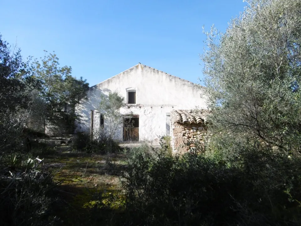 MASIA PARA REFORMAR  CON ALMACENES EN UNA FINCA DE 10 HECTÁREAS