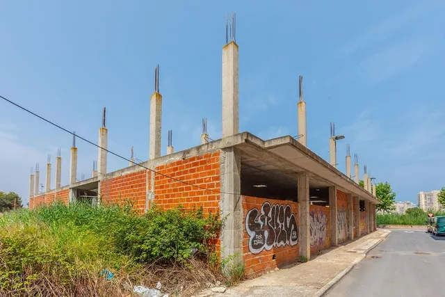 Edificio en obra parada en Llandells (Peñíscola) con proyecto para 39 viviendas y locales — 18