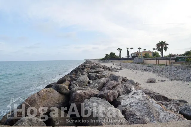 TERRENO URBANO EN PRIMERA LÍNEA JUNTO AL MAR — 23