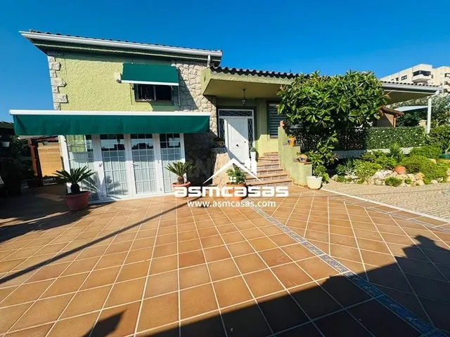 Se vende villa en zona del golf a 200 metros de la playa - foto 2