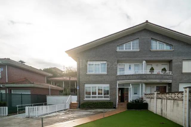 CHALET PAREADO CON JARDIN EN LAREDO - foto 3