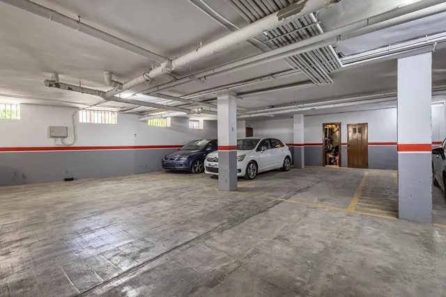 Traumatología (zona). Piso 4 dormitorios, 2 baños. Calefacción central. Plaza de aparcamiento y trastero. — 26