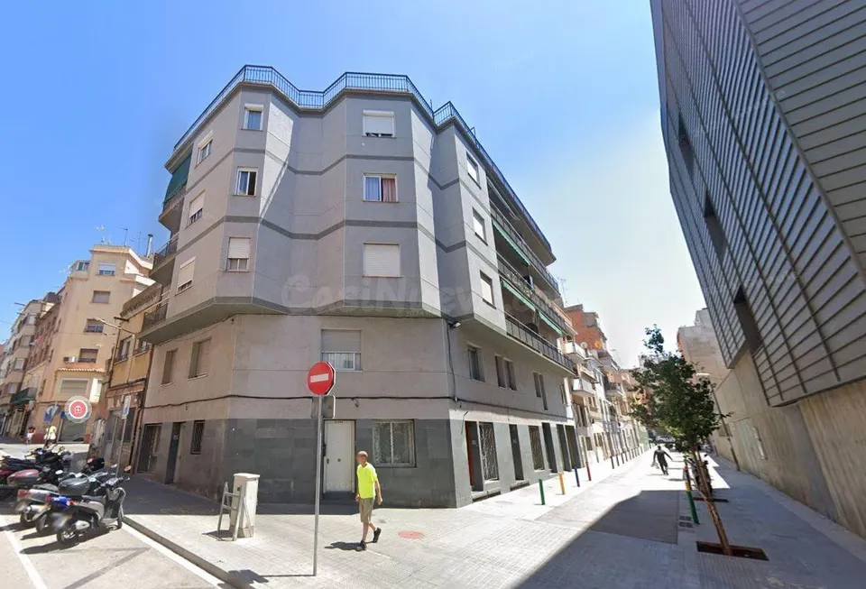 Se vende estudio OKUPADO en Hospitalet de Llobregat (Barcelona).