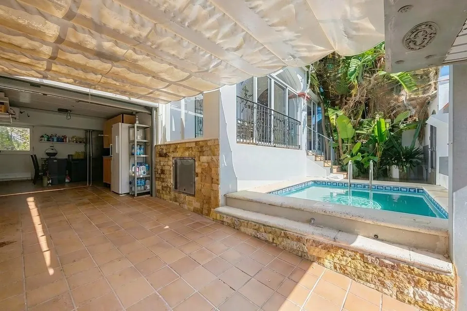 Gran casa unifamiliar con piscina privada, 4 dormitorios y semisótano.