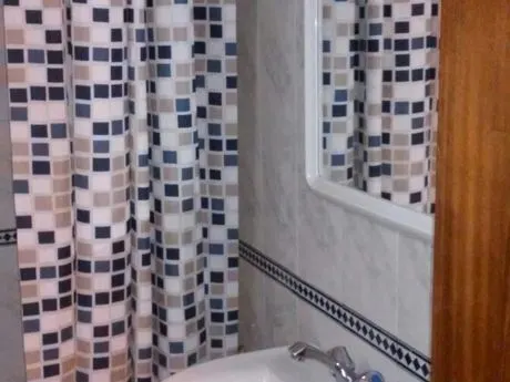 Piso de 2 habitaciones, salón, cocina y baño. Céntrico y completamente reformado. — 2