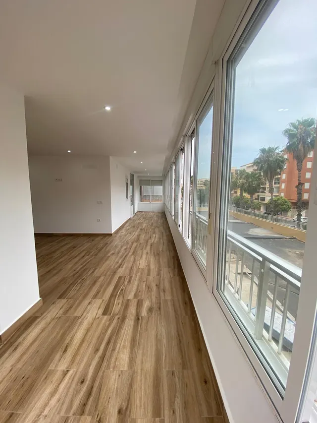 Reformado apartamento en primera línea de Torrevieja con vistas laterales al mar y piscina — 17