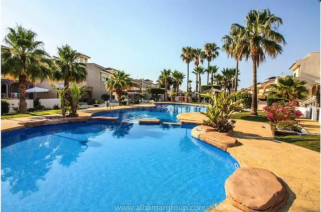 Apartamento en Albamar con 2 dormitorios y jardin