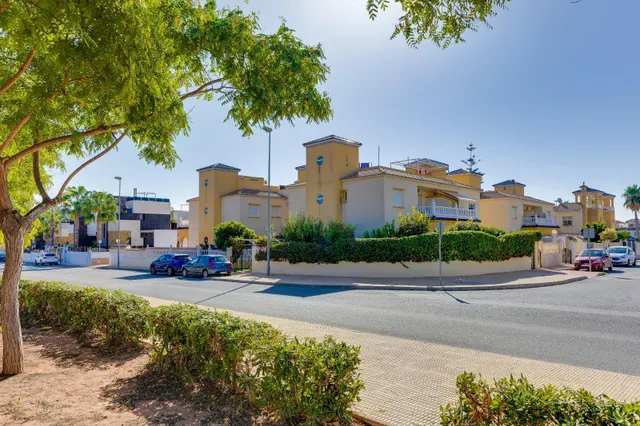 Bungalow en planta baja con amplio jardín privado y aparcamiento en Cabo Roig — 38
