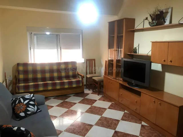 Piso Luminoso de 3 Dormitorios con Ascensor y Balcón | Zona  - foto 2