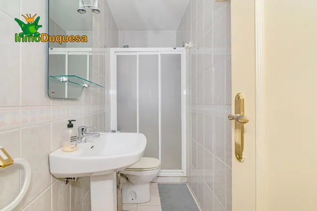 Piso de 4 dorm. con ascensor y Plaza de aparcamiento. Avda. de Madrid. — 3