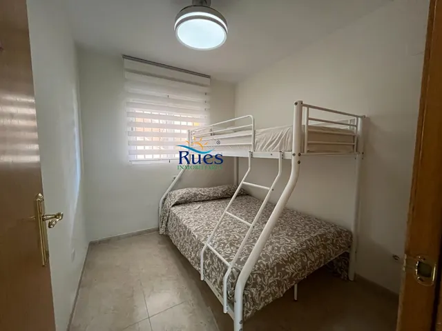 Piso reformado en primera línea del mar con terraza y piscina comunitaria — 29